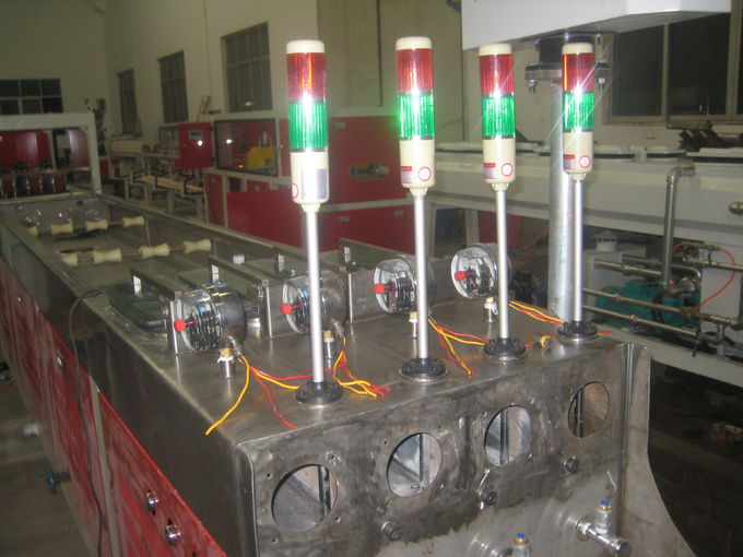 4つの管ポリ塩化ビニールの管の放出機械、0電気水路の管の生産ライン