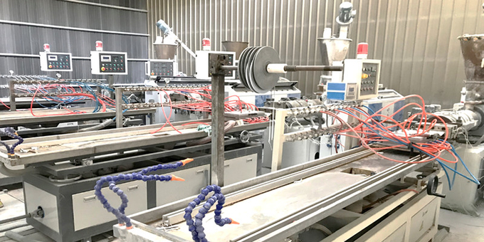 機械ポリ塩化ビニール シートの壁パネルの製造業機械5を作っている対ねじWpcのプラスチック板